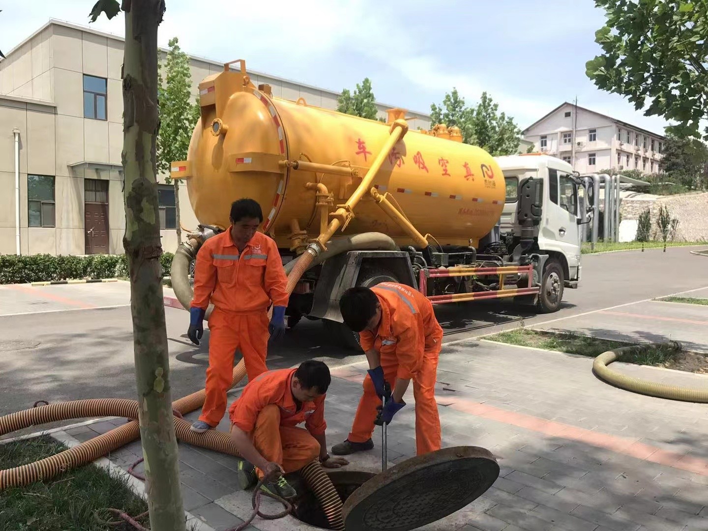 肥东管道疏通车停在窨井附近