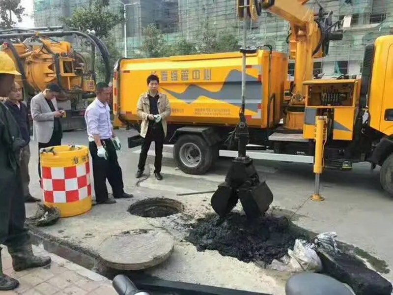 肥东街道：网格员化身“清道夫”，为民解忧疏通“堵心”化粪池