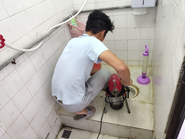 肥东管道堵塞冒臭气 专业师傅现场解决问题